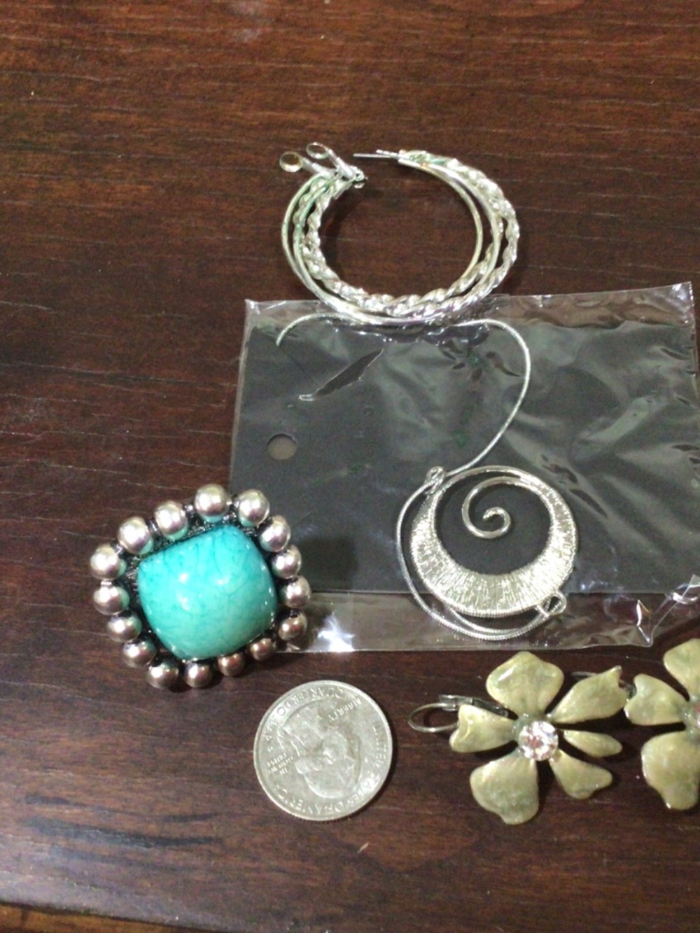 Tray of miscellaneous jewelry. Contains necklace, bracelets earrings, and ring. - Picture 6 of 12